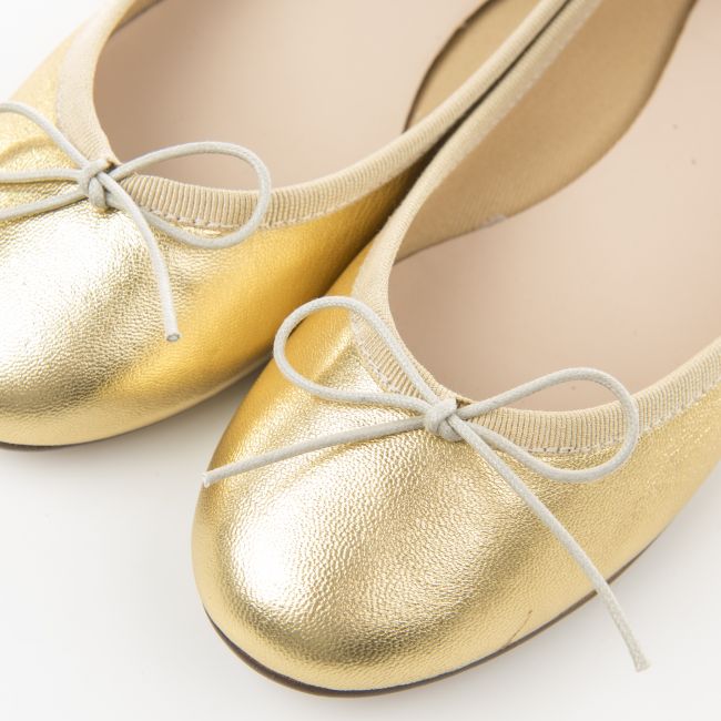 Goldfarbene Ballerinas aus laminiertem Leder