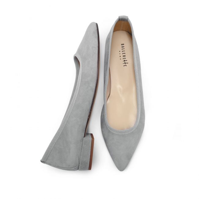 Pointed ballet flats in gray suede