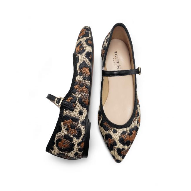 Pointed ballerinas with animal fabric strap