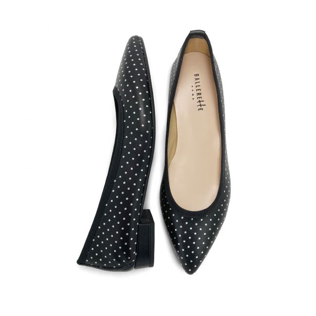 Pointed toe ballerinas in black leather with silver micro polka dots