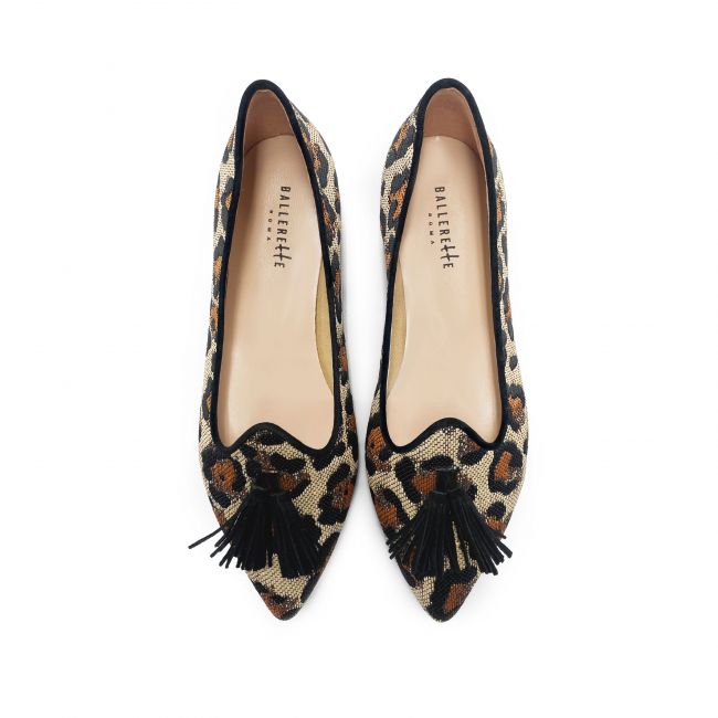 Pointed slippers with pompoms in animal print fabric