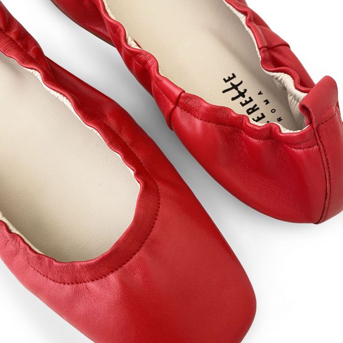 Rote Ballerinas mit eckiger Zehenpartie aus Leder mit Gummizug - Ballerette